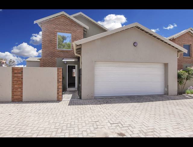 3 BEDROOM TOWNHOUSE FOR SALE IN HONEYDEW MANOR